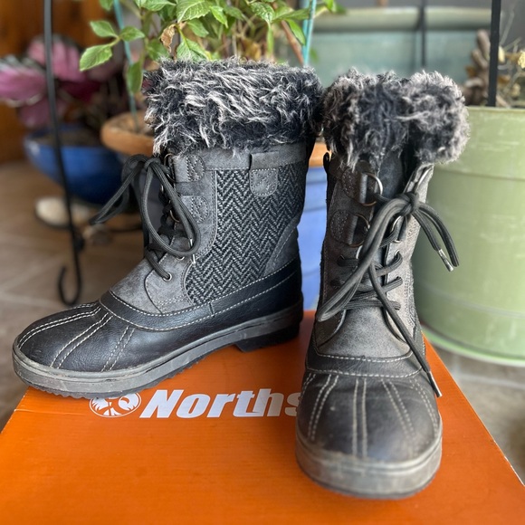 North side women’s winter faux fur lined boots size 8. Comes with box. VGUC - Picture 2 of 12